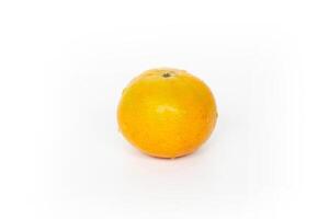 Mandarina cáscara es no hermosa en el blanco antecedentes para textura y objeto foto