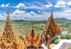 Kanchanaburi Tailandia Tigre cueva templo hermosa templo y azul cielo Tailandia punto de referencia en Kanchanaburi foto