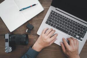 hombre utilizar ordenador portátil computadora en trabajo foto con Memoria,batería,portátil,lápiz,en el mesa