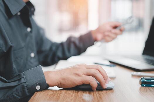 técnico usado computadora ordenador portátil con llave inglesa en mano trabajando en madera mesa y Nota datos a analizar el roto de coche en Servicio habitación concepto foto