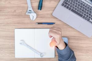 Mechanic thumbs up When solving the problem of broken cars From an analysis with a computer Service concept and man photo