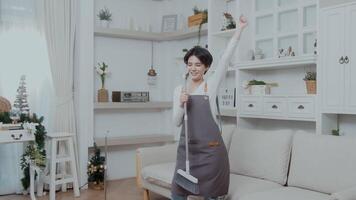 content asiatique Jeune femme balayage le sol à nettoyage loger, en bonne santé mode de vie concept video
