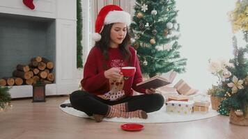 una joven disfrutando con adornos navideños en casa video