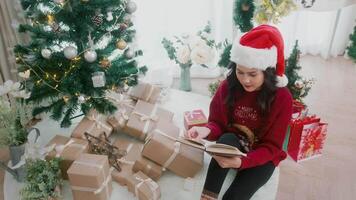 uma jovem desfrutando com decorações de natal em casa video