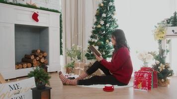 en ung kvinna njuter med jul dekorationer på Hem video