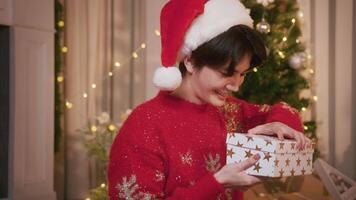 ein asiatisch Frau im Weihnachten Stoff ist überraschend mit Geschenk Box Über Weihnachten Dekoration Hintergrund video