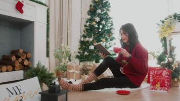 una joven disfrutando con adornos navideños en casa video