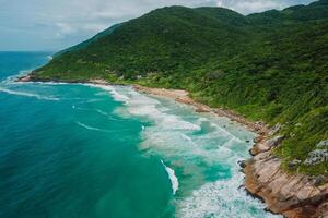 Oceano línea costera con montañas y playa con Oceano con olas en Brasil. aéreo ver foto