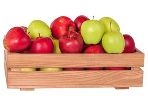 maduro manzanas en un de madera caja. rojo y verde manzanas aislar. frutas, sano alimento. foto
