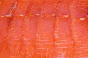ligeramente salado salmón filete cortar dentro Delgado piezas. rojo pescado macro foto como antecedentes.