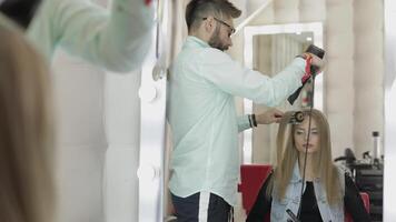 professionnel coiffeur coiffant sec modèle cheveux avec une cheveux séchoir video