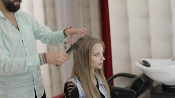 Fachmann Friseur Styling behebt Modell- Haar. Herstellung Volumen Frisur video