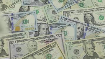 dollar factures tomber sur le table avec américain dollars de différent dénominations video
