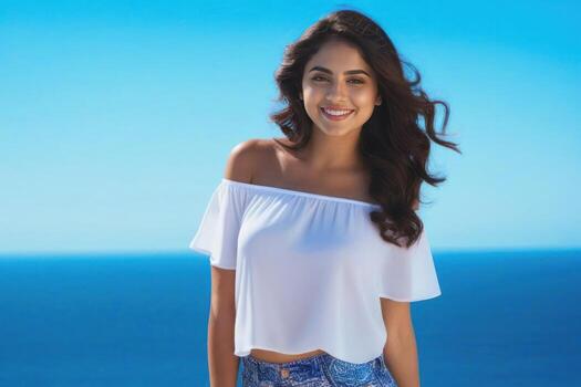 ai generado hermosa joven sonriente Español morena mujer, mar y azul cielo en el antecedentes. generativo ai foto