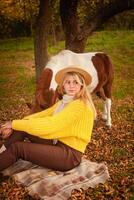 hermosa imagen, otoño naturaleza, mujer y caballo, concepto de amar, amistad y cuidado. antecedentes. sombrero. foto