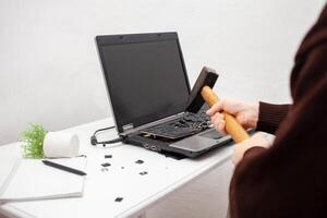 hombre oficina trabajador colocado un computadora portátil, destruido un computadora. enojo, odio, irritación. error, freno, Funcionamiento defectuoso, lo hace no querer trabajar. malo emociones depresión, no Preservado. trabajo foto