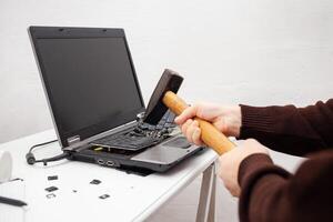 hombre oficina trabajador colocado un computadora portátil, destruido un computadora. enojo, odio, irritación. error, freno, Funcionamiento defectuoso, lo hace no querer trabajar. malo emociones depresión, no Preservado. teclado foto