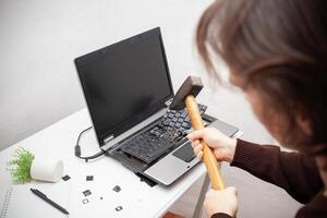 hombre oficina trabajador colocado un computadora portátil, destruido un computadora. enojo, odio, irritación. error, freno, Funcionamiento defectuoso, lo hace no querer trabajar. malo emociones depresión, no Preservado. cansado foto