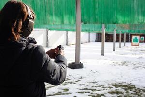 un hombre dispara un objetivo en un estrellarse. Deportes, entretenimiento, armas de fuego, pistola. foto