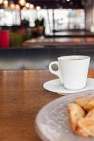 desayuno, cena, almuerzo en un restaurante, cafetería. horneado patatas con albóndigas, César ensalada, café americano. entrevistador, delicioso alimento, grande ventanas, natural luz de sol. borroso antecedentes foto