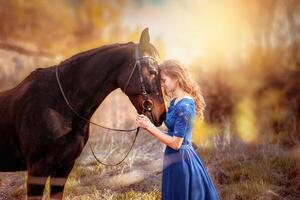 hermosa niña en un azul vestir abrazos un caballo. cuento de hadas fotografía, artístico, mágico. foto