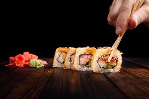 Japón Sushi rollos aislado en negro antecedentes foto