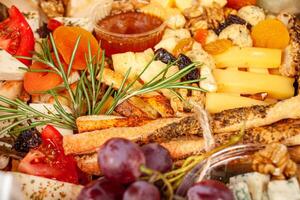 un caja de alimento, queso, panes, pez, camarón. comida entrega para el compañía, romántico, oficina cena a hogar. hermosa composición de comida en un caja, conveniente que lleva, Fresco productos foto