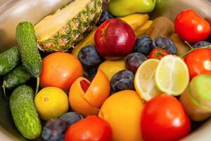frutas, vegetales y verduras mentira en el mesa, natural ligero foto