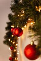 Navidad foto zona, amarillo luces, oblicuo. rojo Navidad pelotas en el árbol rama. nuevo años guirnalda.