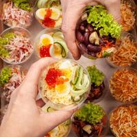 ensaladas en el plastico tazas, abastecimiento. entregado a domicilio alimento. estudio foto