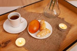 desayuno en cama, flores, té y bollos, hermosa alimento, velas cena en el dormitorio. nuevo años lados, luces. Navidad desayuno. pasteles foto