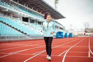 atleta en el comenzando bloques foto