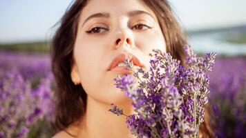 un hermosa niña en un lavanda campo. belleza, hermosa maquillaje foto