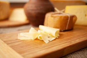 hermosa fondo, queso en de madera junta, alimento. hogar natural Respetuoso del medio ambiente producción, negocio. cerca arriba foto