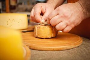 hermosa fondo, queso en de madera junta, alimento. hogar natural Respetuoso del medio ambiente producción, negocio. envuelve en regalo envase, arte papel, un regalo para día festivo. foto