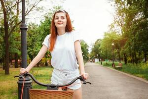 alquilar transporte para el día. verano, primavera foto