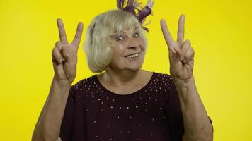 v tecken, fred. Lycklig senior gammal kvinna som visar seger tecken med dubbel- fingrar och leende video