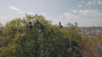 lvov, ukraina. antenn stad lviv, ukraina. panorama av de gammal stad. Dominikanska video