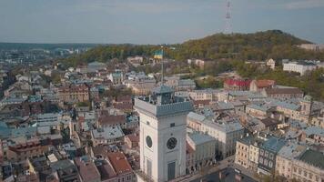 antenn stad lviv, ukraina. europeisk stad. populär områden av de stad. stad hall video
