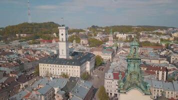 antenn stad lviv, ukraina. europeisk stad. populär områden av de stad. stad hall video
