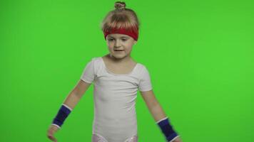 joven linda niña en ropa de deporte haciendo aptitud gimnasta hogar ejercicios. rutina de ejercicio para niños. deportivo niño video