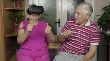 nonno spaventa nonna con vr cuffia mentre lei Guardando pauroso virtuale la realtà video gioco