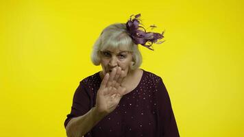 anziano vecchio donna mostrando ammonitore dito gesto, disapprovazione cartello, chiede per fermare. lento movimento video