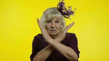 anziano vecchio donna chiede per fermare e mostrando limitare gesti con mani scontento con qualcosa video