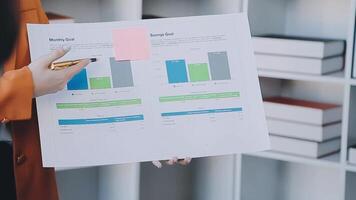 Nahansicht Asien Geschäft Menschen Treffen planen Analyse Statistiken Brainstorming und Header von Mannschaft halt Tablette zeigen Graph Diagramm und Mitarbeiter nehmen Notiz. Finanzen Strategie Statistiken Erfolg Konzept. video