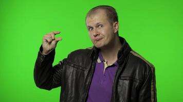 uomo guardare a telecamera mostrando un' poco po gesto, sensazione scettico di piccolo taglia, Basso scala video