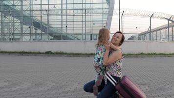 mãe Conheça dela filha criança perto aeroporto terminal com aberto braços depois de grandes voar Férias trabalhos video