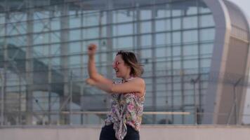 content femme touristique dansant, ayant amusant, profiter Danse et célébrer succès, fête la musique video