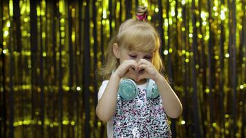 niño espectáculo corazón gesto. demostrando amoroso sentimientos, romántico emociones pequeño divertido niño niña video