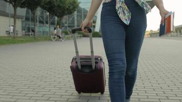 mujer turista caminando con equipaje desde aeropuerto. niña sonriente, se regocija vacaciones, viaje, Días festivos video